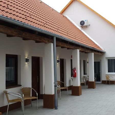 Czermann Holiday Inn Oroszlány Extérieur photo