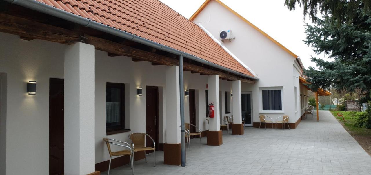 Czermann Holiday Inn Oroszlány Extérieur photo