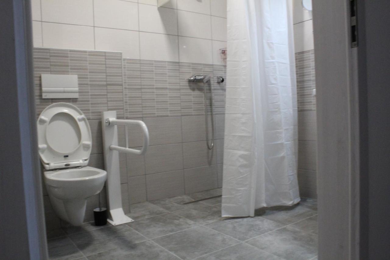 Czermann Holiday Inn Oroszlány Extérieur photo