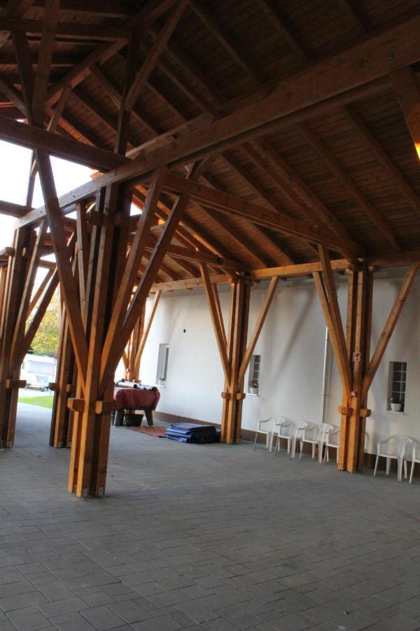 Czermann Holiday Inn Oroszlány Extérieur photo