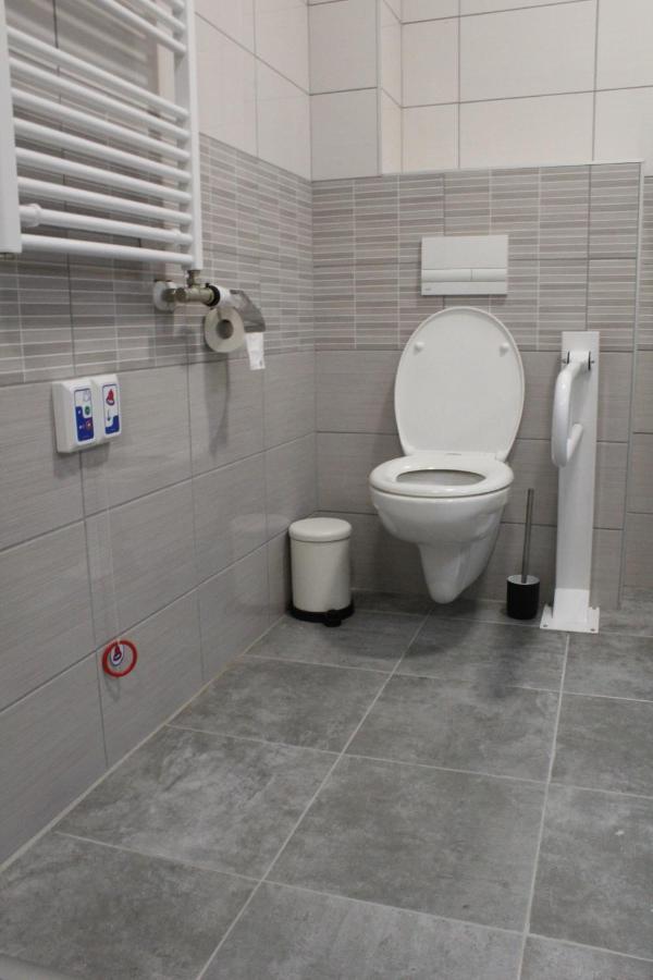 Czermann Holiday Inn Oroszlány Extérieur photo