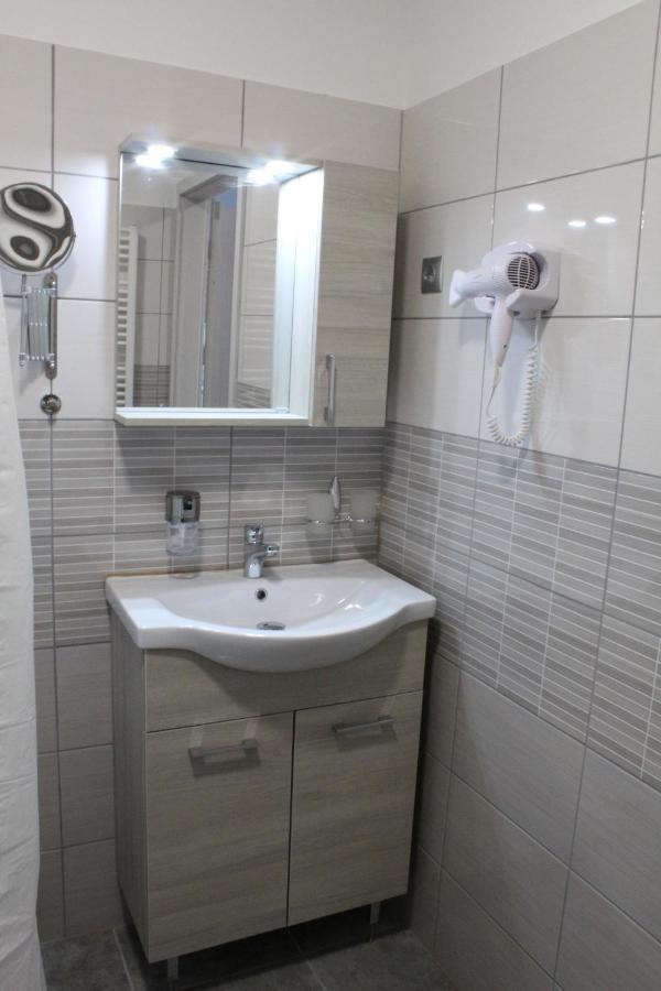 Czermann Holiday Inn Oroszlány Extérieur photo