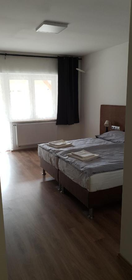 Czermann Holiday Inn Oroszlány Extérieur photo