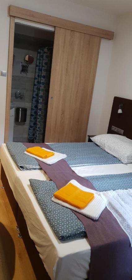 Czermann Holiday Inn Oroszlány Extérieur photo