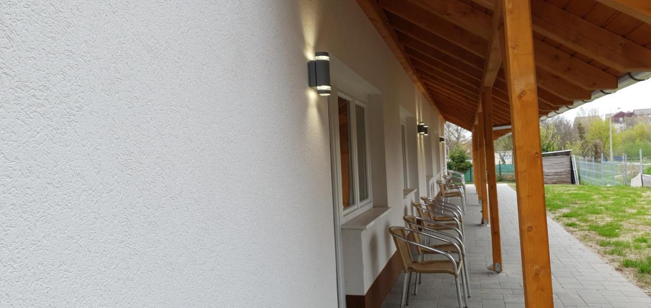 Czermann Holiday Inn Oroszlány Extérieur photo