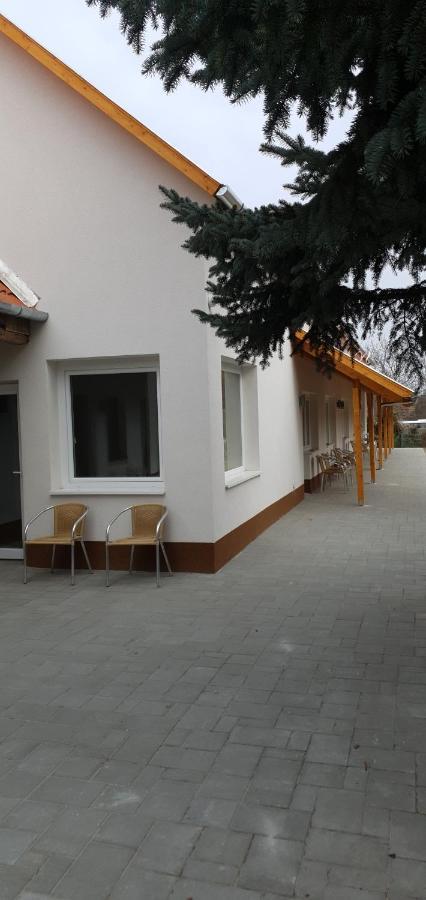 Czermann Holiday Inn Oroszlány Extérieur photo
