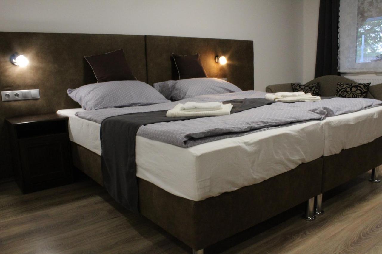 Czermann Holiday Inn Oroszlány Extérieur photo
