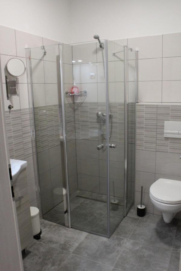 Czermann Holiday Inn Oroszlány Extérieur photo