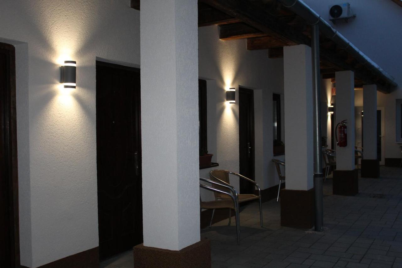 Czermann Holiday Inn Oroszlány Extérieur photo