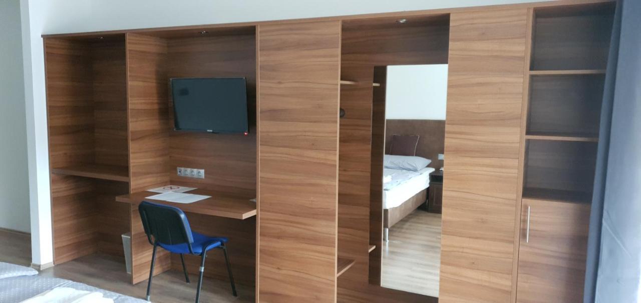 Czermann Holiday Inn Oroszlány Extérieur photo